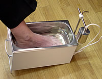 Расположение ноги в ультразвуковой ванне аппарата "АЛОМ" при использовании стационарного излучателя ультразвука.